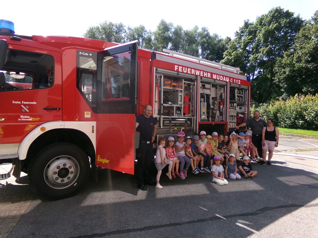 Kindergarten zu besuch bei der Feuerwehr 